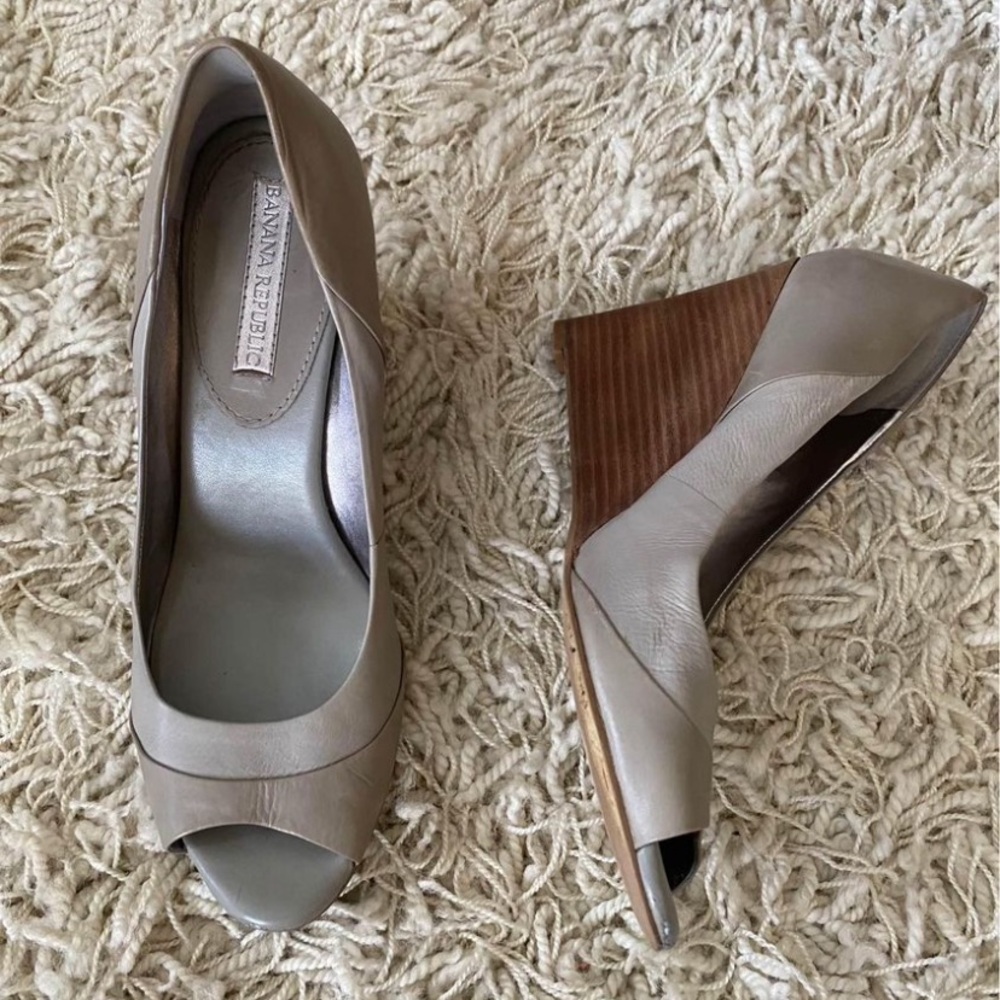 Banana Republic. Women's gray Wedge heels women size 8.5